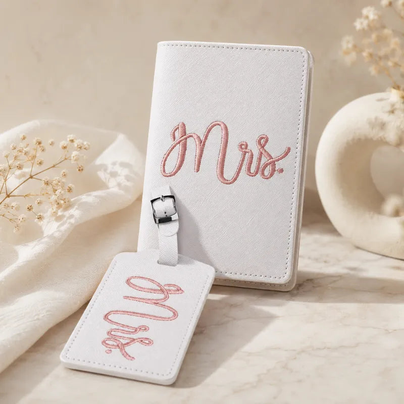 Protège-Passeport et Étiquette à Bagage « Mrs. »