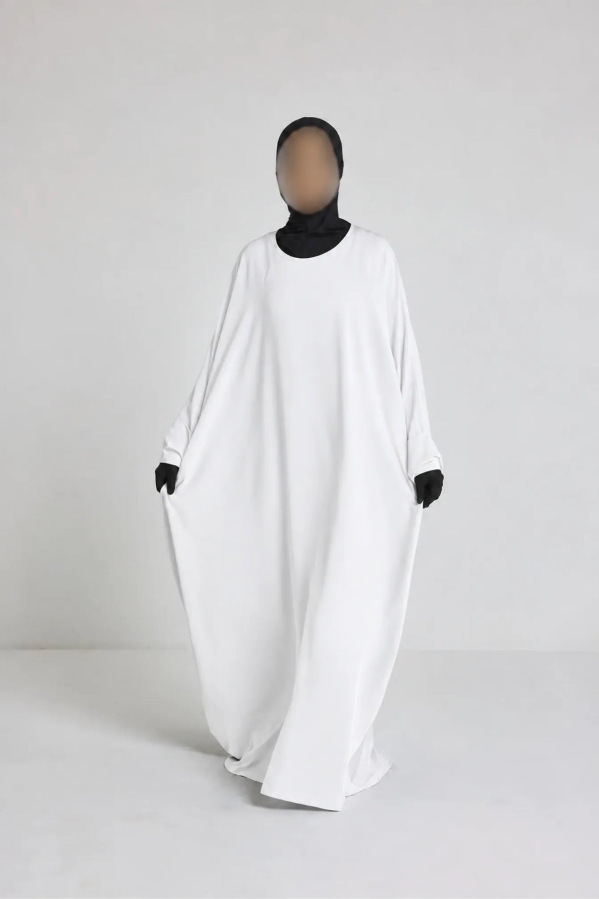 Robe Nour - large et manche large avec bouton blanc