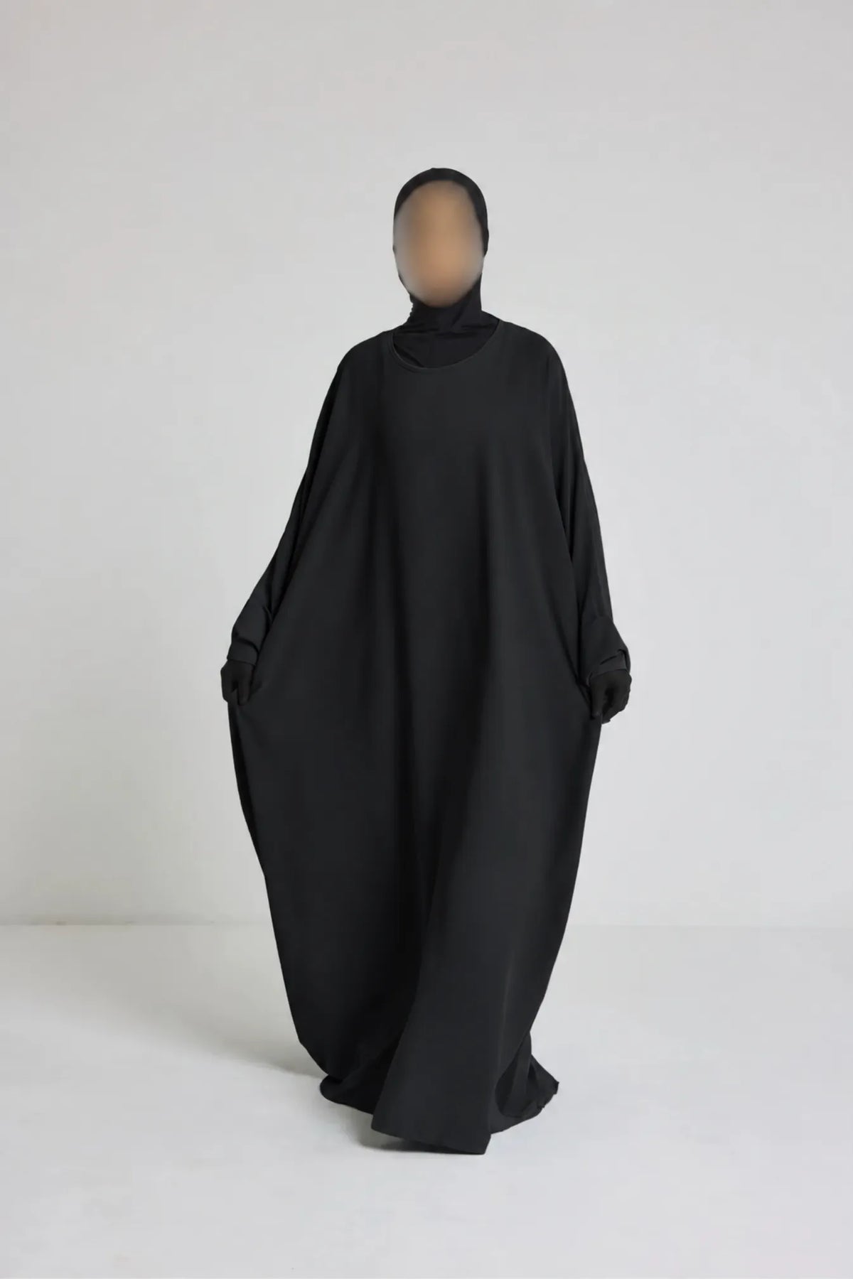 Robe Nour - large et manche large avec bouton noir